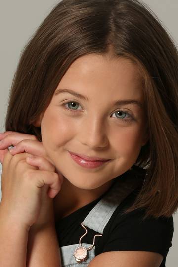 Lila Zchiesche Signs With Management 101